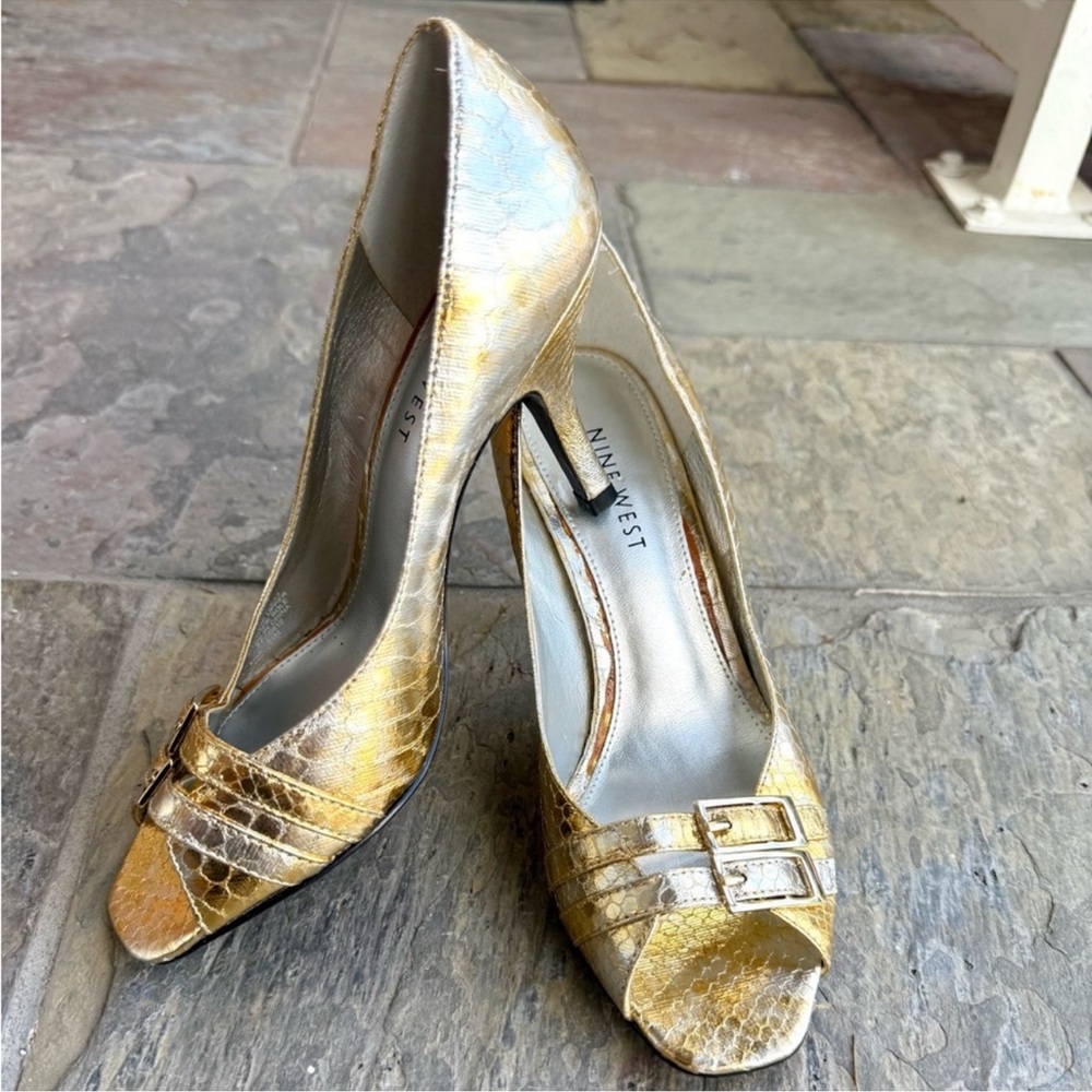 Sparkling gold dress shoes